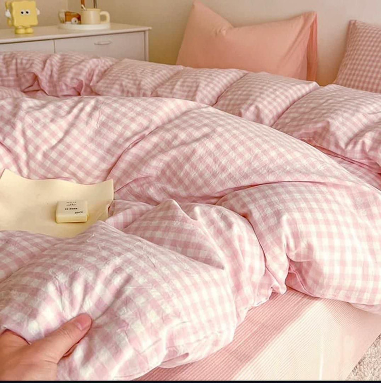 روتختی لاکچری پینترستی چاپی ساده طرح چهارخونه اسپرت رنگ صورتی جنس نخ میکروتنسل